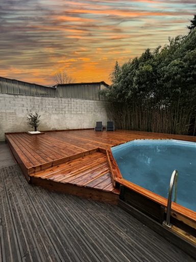 terrasse en bois avec piscine